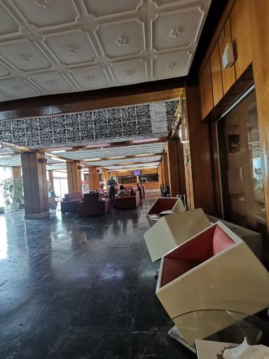 عکس هتل بزرگ سفید کنار