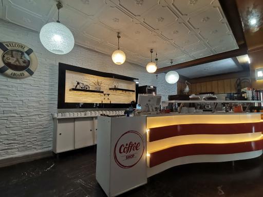 عکس هتل بزرگ سفید کنار