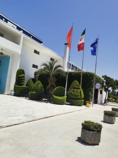 عکس هتل بزرگ سفید کنار