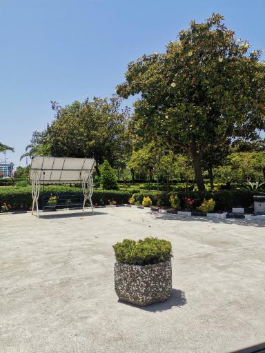 عکس هتل بزرگ سفید کنار