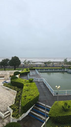 عکس هتل بزرگ سفید کنار