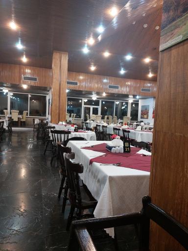 عکس هتل بزرگ سفید کنار