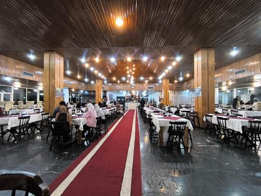 عکس هتل بزرگ سفید کنار