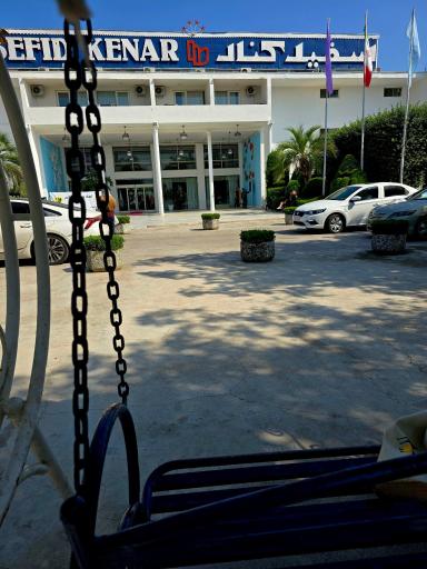 عکس هتل بزرگ سفید کنار