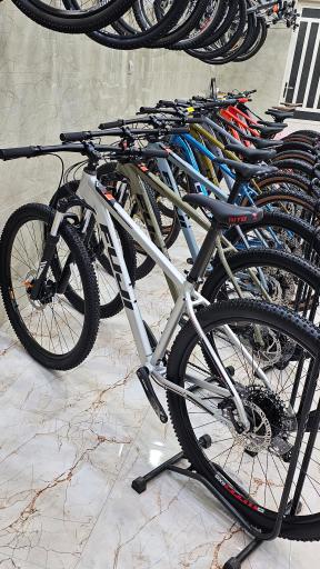 عکس دوچرخه شرق جاینت اسکات، کفش اسکیچرز