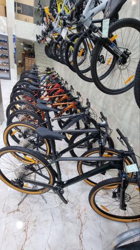 عکس دوچرخه شرق جاینت اسکات، کفش اسکیچرز