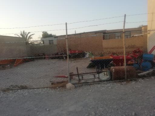 عکس ادوات کشاورزی مزرعه سبز