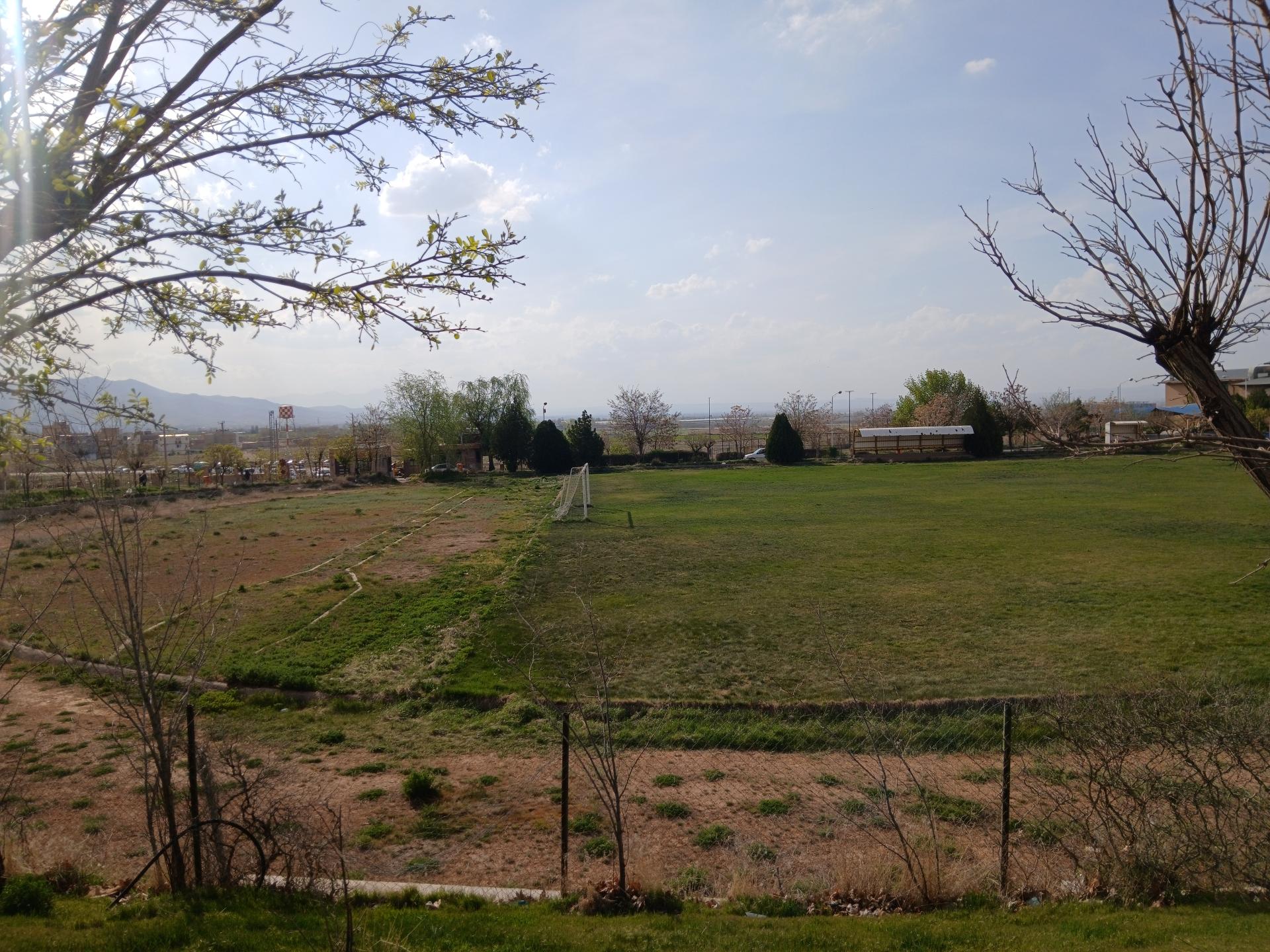 عکس زمین فوتبال چمن روباز دانشگاه آزاد اسلامی واحد همدان