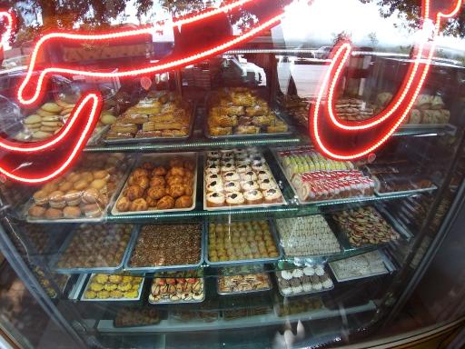 عکس قنادی گل سرخ 