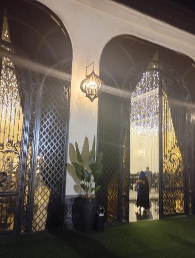 عکس باغ تالار تک درخت