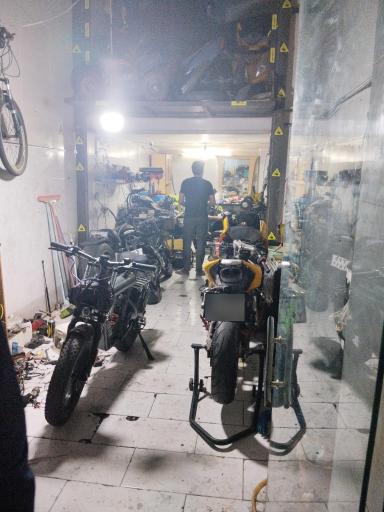عکس تعمیرگاه موتور سیکلت برقی و بنزینی
