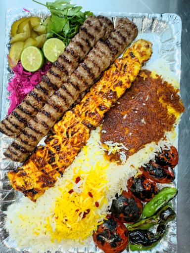 عکس تهیه غذای خاتون