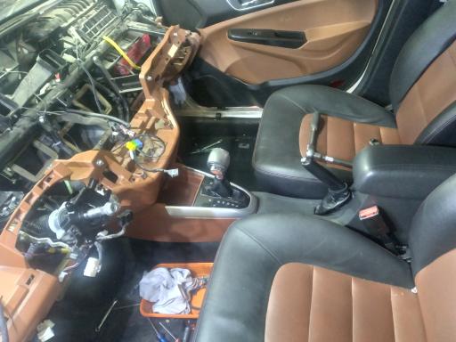 عکس برق تخصصی خودرو استاد مصطفی