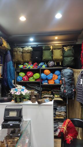 عکس فروشگاه لوازم کوهنوردی کمپ رود