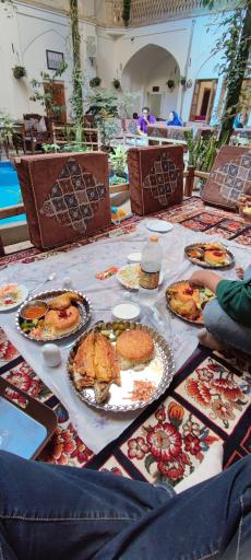 عکس سفره خانه سنتی چلچراغ