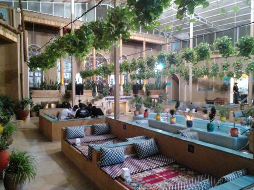 عکس سفره خانه سنتی چلچراغ