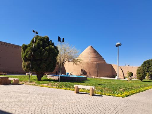 یخدان مویدی