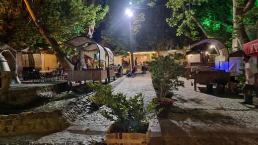 عکس سفره خانه سنتی دومیلون