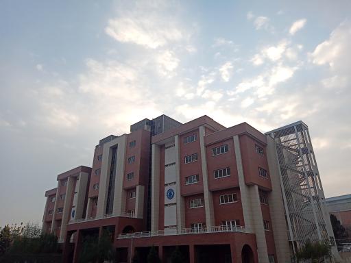 عکس ساختمان آموزش دانشگاه صنعتی شریف