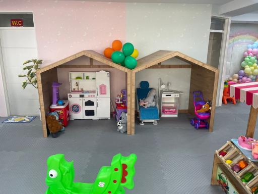 خانه بازی و تولد بامبی