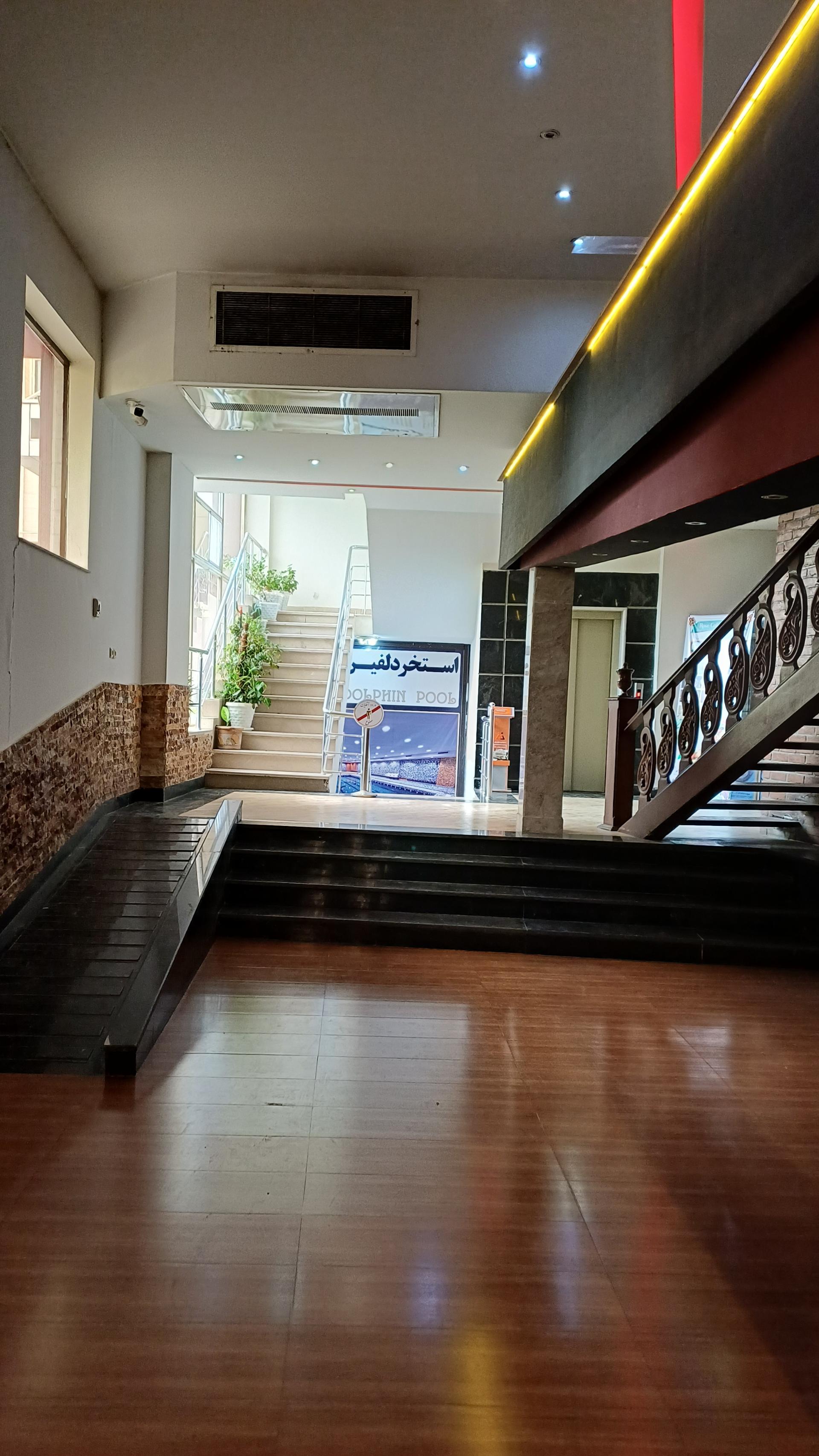 عکس استخر دلفین هتل بزرگ مراغه
