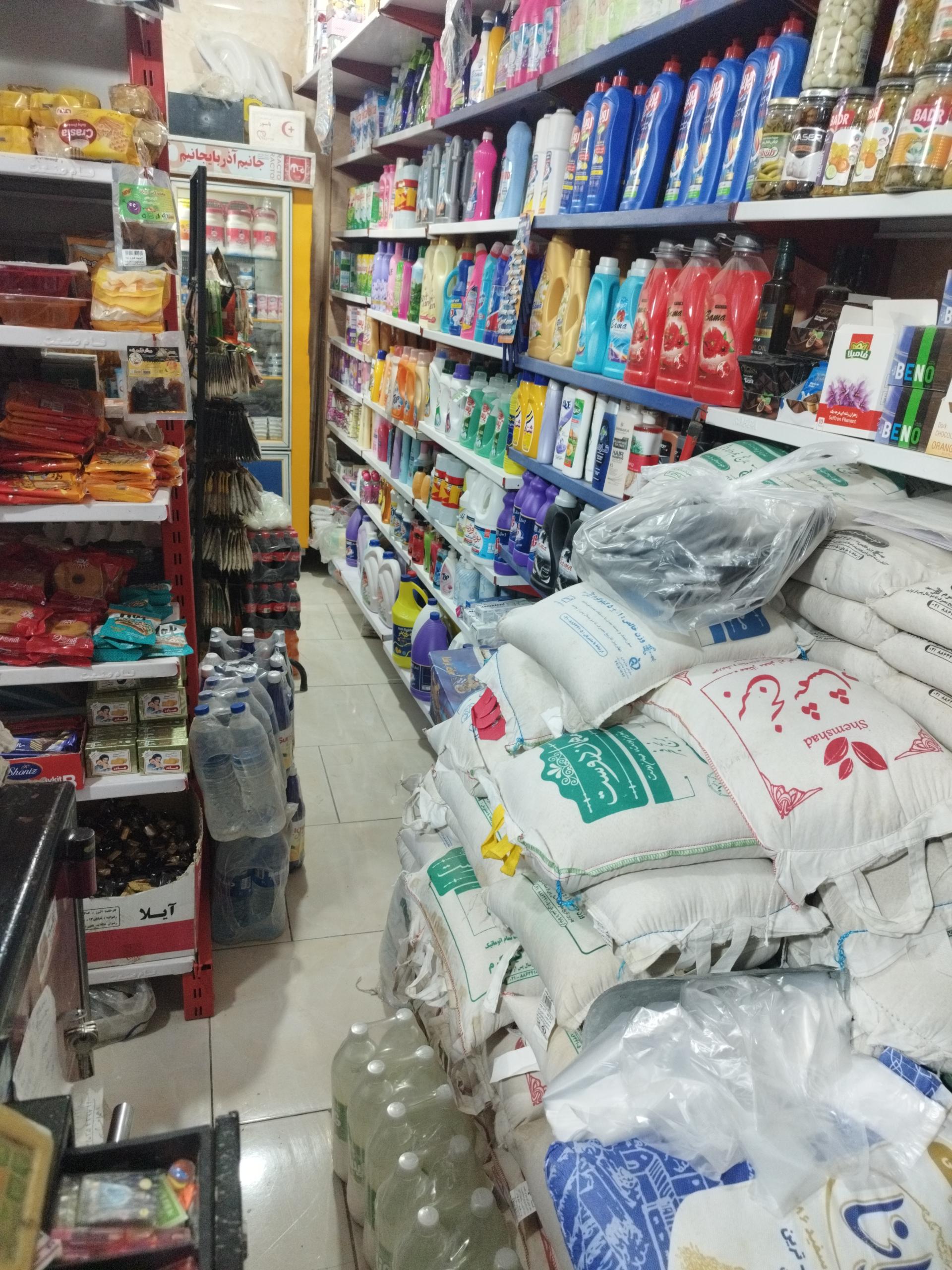 عکس فروشگاه مواد غذایی تراختور 