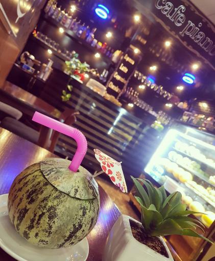 عکس کافی شاپ پیانو