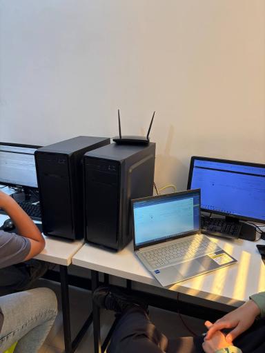 عکس آکادمی هوش مصنوعی و کامپیوتر دارکوب