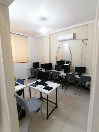 عکس آکادمی هوش مصنوعی و کامپیوتر دارکوب