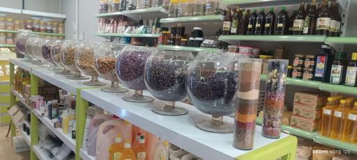 عکس عطاری و محصولات سالم تین زیتون