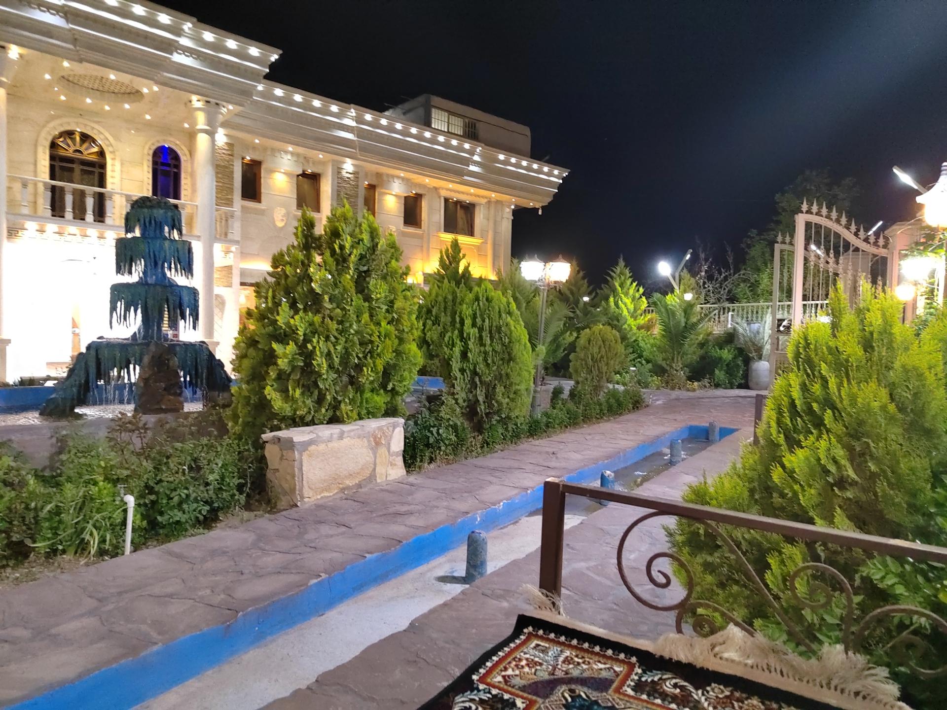 عکس باغ رستوران قصر ازادی