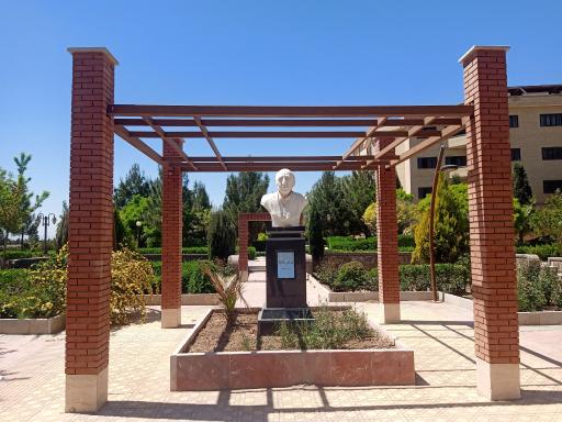 عکس تندیس محمد ابراهیم باستانی پاریزی