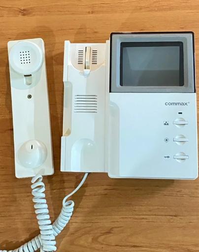 عکس نمایندگی تعمیر آیفون تصویری کوماکس