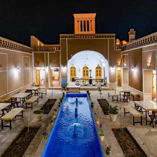 عکس عمارت بومگردی میبدار