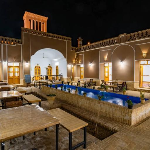 عکس عمارت بومگردی میبدار