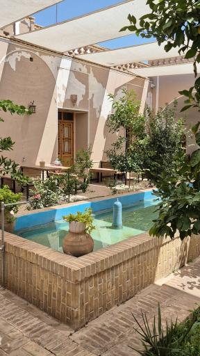 عکس عمارت بومگردی میبدار