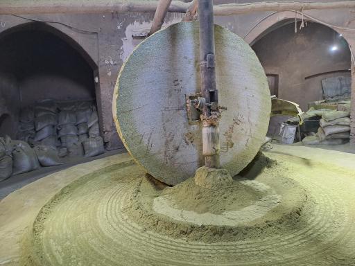 عکس آسیاب‌ سنگی‌ قدیمی گذر مزاری ها