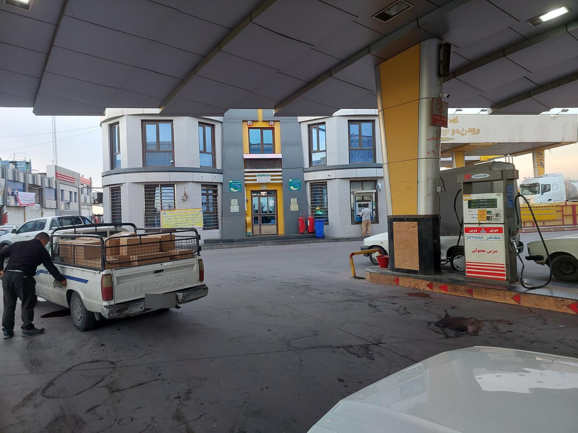 عکس پمپ بنزین گلشن