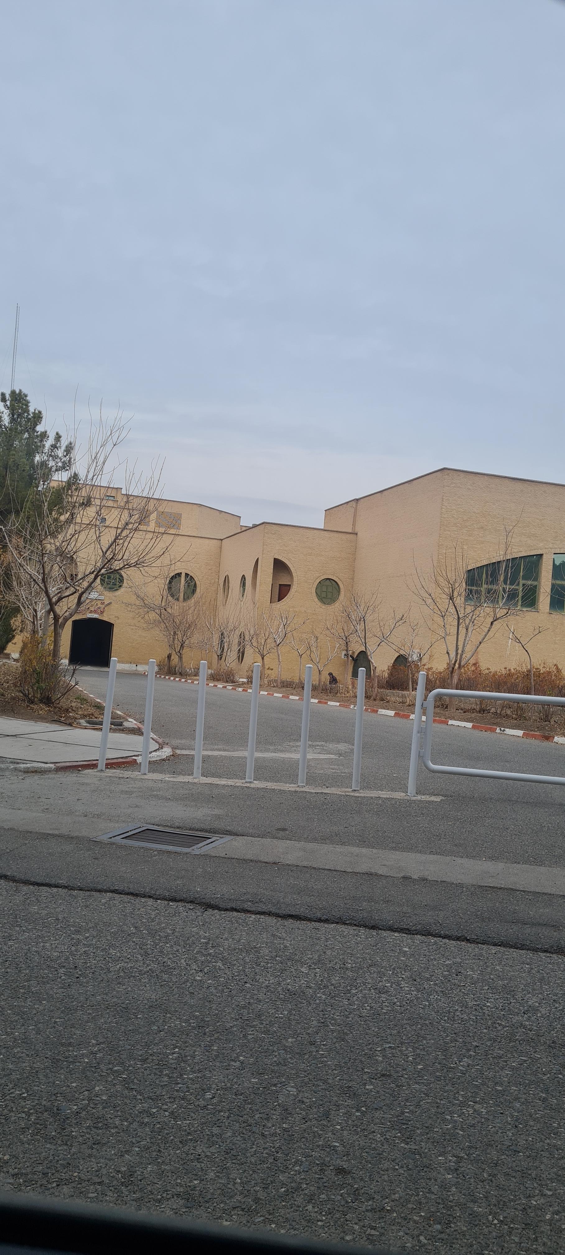 عکس کتابخانه مرکزی دانشگاه قم