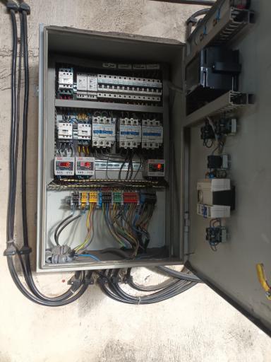 عکس تعمیرات برق و تابلو برق صنعتی در شرکت مهندسی برق آزما سیف 