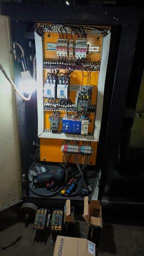 عکس تعمیرات برق و تابلو برق صنعتی در شرکت مهندسی برق آزما سیف 