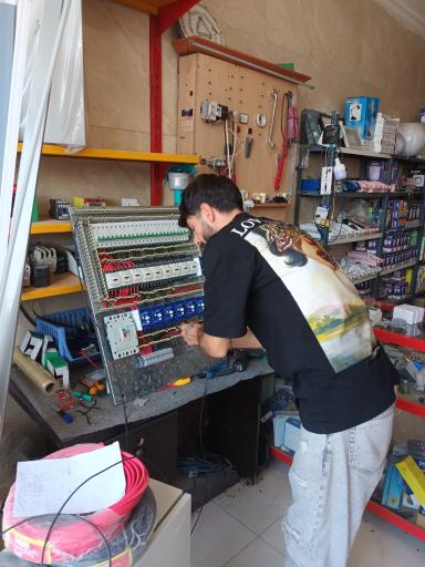 عکس تعمیرات برق و تابلو برق صنعتی در شرکت مهندسی برق آزما سیف 