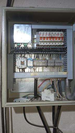 عکس تعمیرات برق و تابلو برق صنعتی در شرکت مهندسی برق آزما سیف 