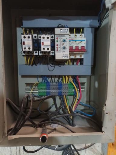عکس تعمیرات برق و تابلو برق صنعتی در شرکت مهندسی برق آزما سیف 