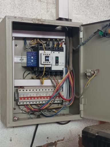 عکس تعمیرات برق و تابلو برق صنعتی در شرکت مهندسی برق آزما سیف 