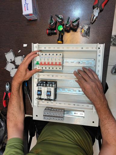 عکس تعمیرات برق و تابلو برق صنعتی در شرکت مهندسی برق آزما سیف 