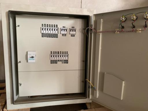 عکس تعمیرات برق و تابلو برق صنعتی در شرکت مهندسی برق آزما سیف 