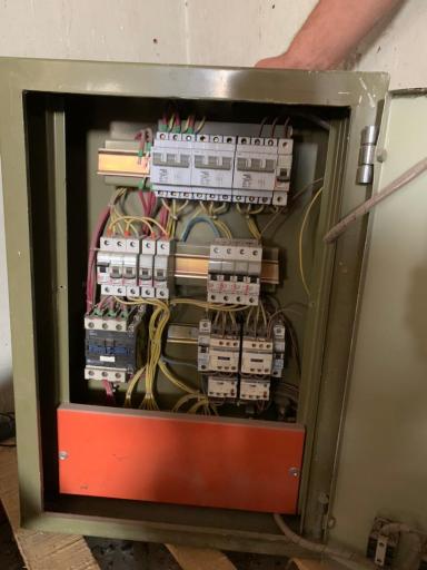 عکس تعمیرات برق و تابلو برق صنعتی در شرکت مهندسی برق آزما سیف 