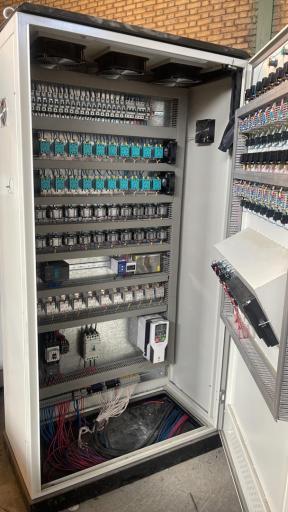 عکس تعمیرات برق و تابلو برق صنعتی در شرکت مهندسی برق آزما سیف 