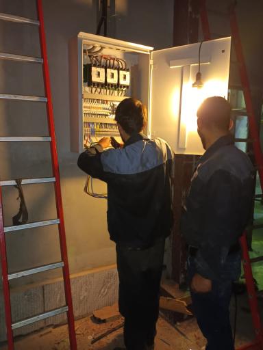 عکس تعمیرات برق و تابلو برق صنعتی در شرکت مهندسی برق آزما سیف 